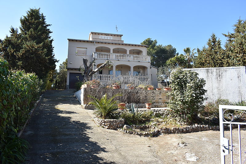 Precioso chalet independiente con gran terreno en urbanización el Nou Vendrell