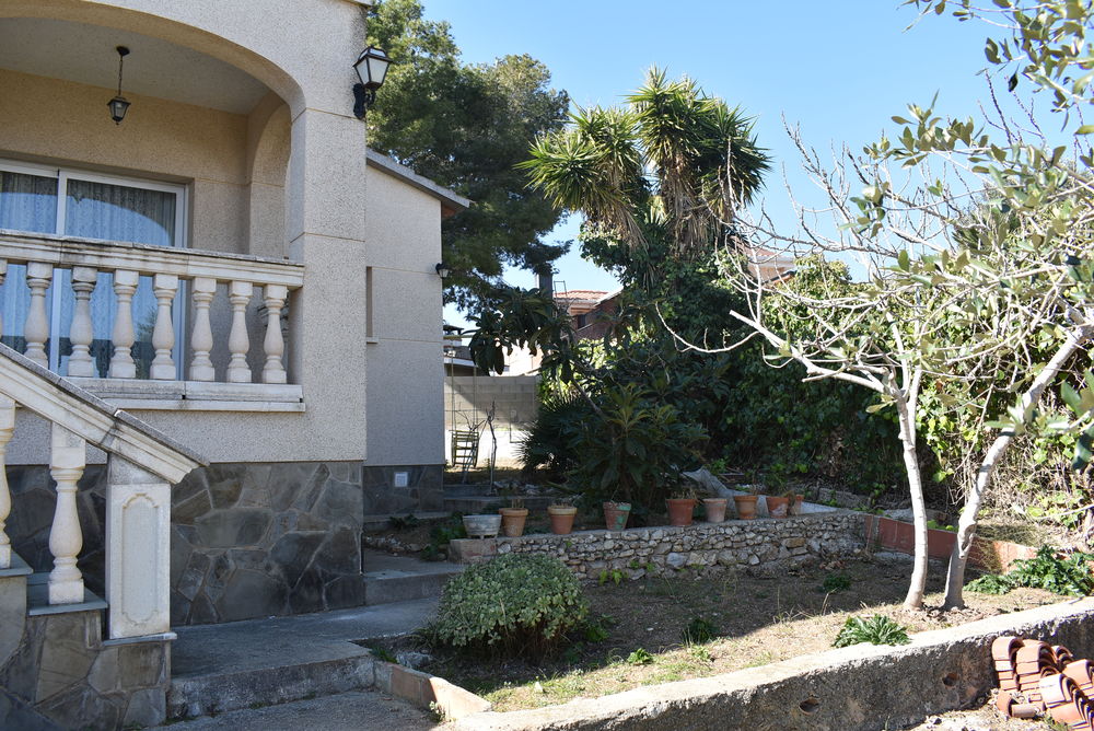 Precioso chalet independiente con gran terreno en urbanización el Nou Vendrell