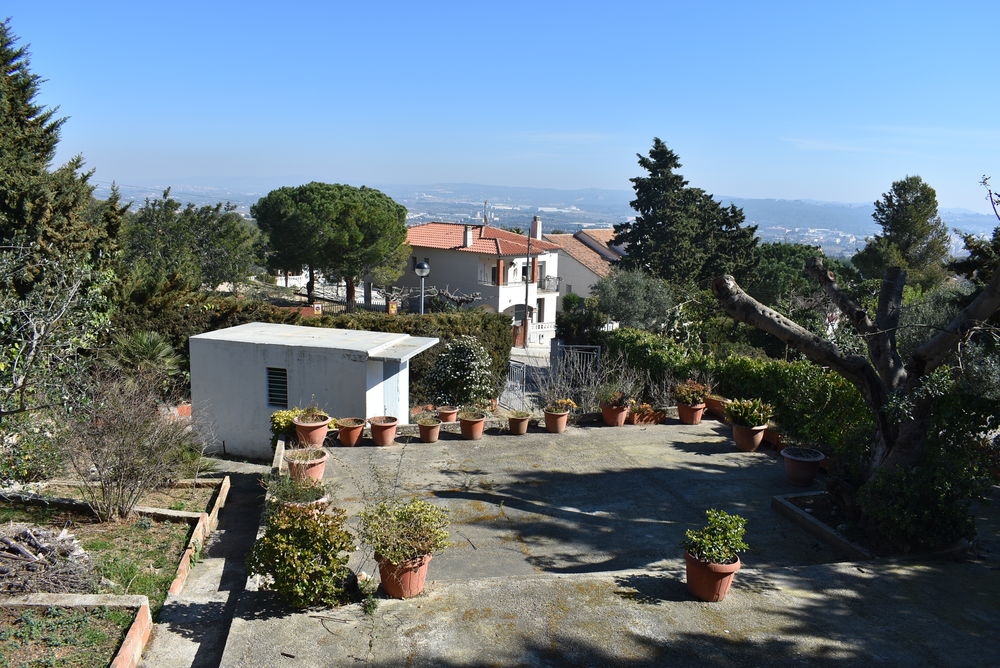 Precioso chalet independiente con gran terreno en urbanización el Nou Vendrell