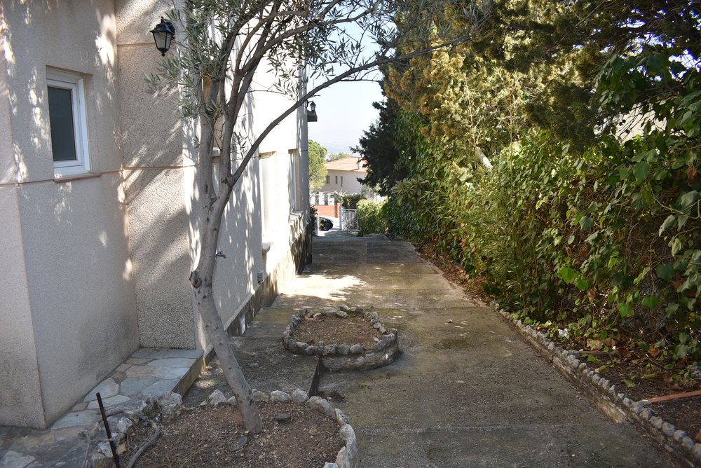 Precioso chalet independiente con gran terreno en urbanización el Nou Vendrell