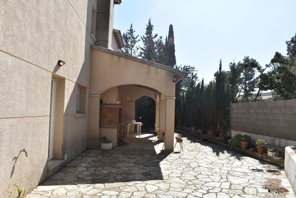 Precioso chalet independiente con gran terreno en urbanización el Nou Vendrell
