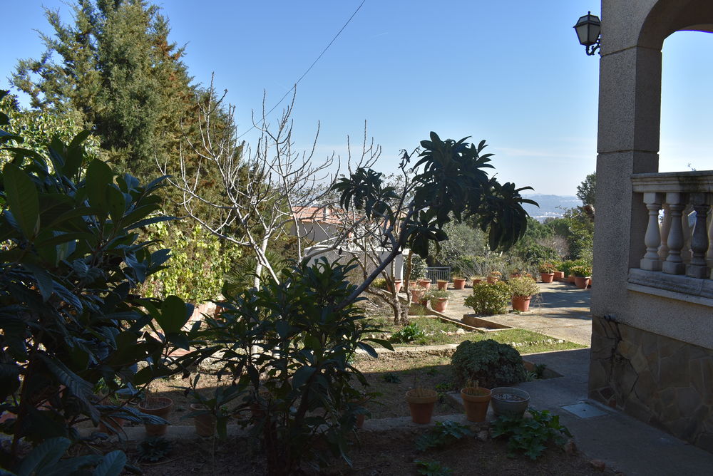 Precioso chalet independiente con gran terreno en urbanización el Nou Vendrell