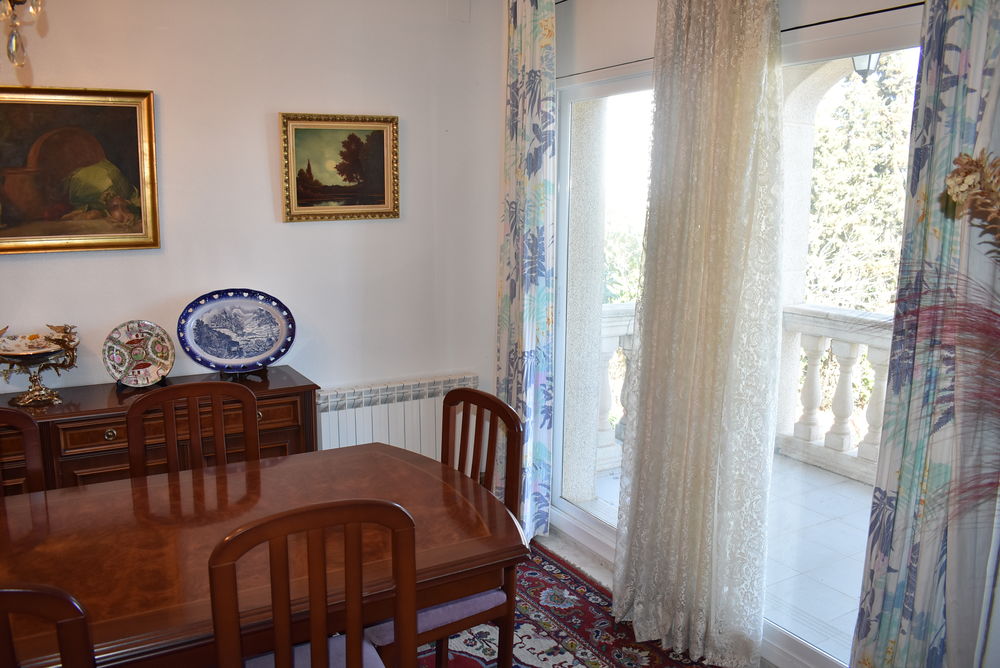 Precioso chalet independiente con gran terreno en urbanización el Nou Vendrell