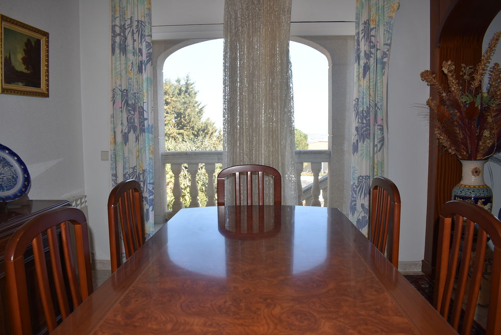 Precioso chalet independiente con gran terreno en urbanización el Nou Vendrell
