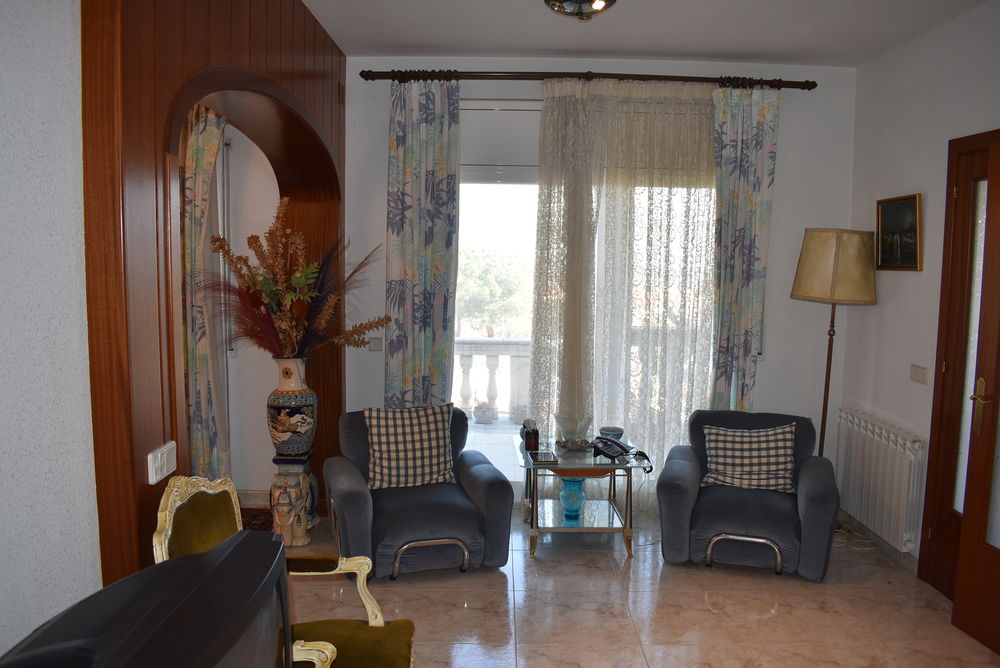 Precioso chalet independiente con gran terreno en urbanización el Nou Vendrell