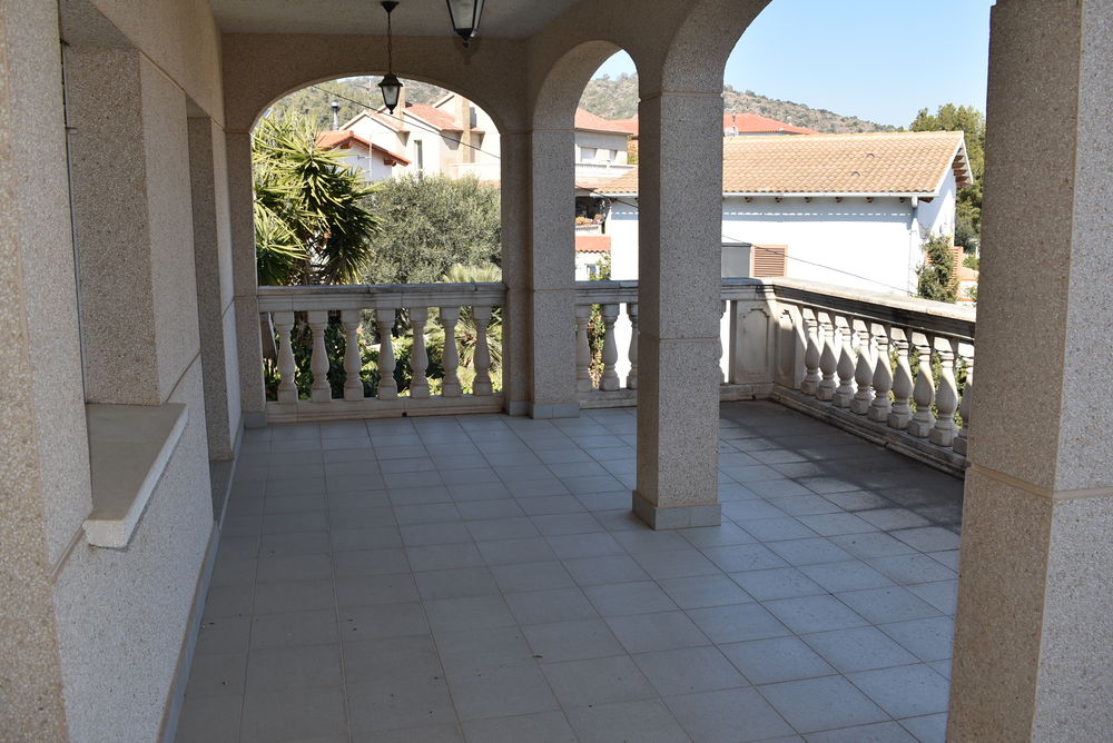 Precioso chalet independiente con gran terreno en urbanización el Nou Vendrell