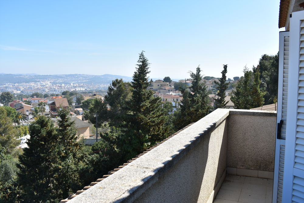 Precioso chalet independiente con gran terreno en urbanización el Nou Vendrell